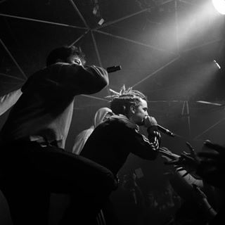 Die meiste Zeit des Abends wackelt die Grelle Forelle vom Bass und den unaufhörlichen Moshpits, die fleißig angeheizt werden und auch die ein oder anderen Verletzungen hervorrufen (nichts, was man nicht mit einer Bierdusche wieder heilen könnte). Review von @ronjakolumna jetzt auf themessage.at! 📸: @matthias.schuch
🍍
🍍
🍍
🍍
🍍
#bhz #rap #hiphop #concert #review