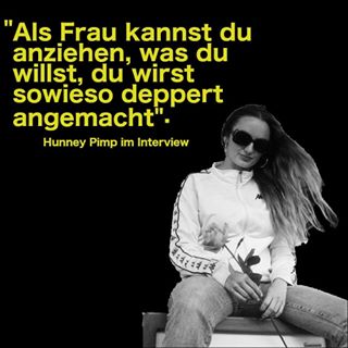 Mit einem neuen Alter Ego und einer Liebesgeschichte à la Bonnie & Clyde schafft Hunney Pimp sich nun Raum für Neues. Die Musikern zeigt gerne Ambivalenzen auf, die sich in den alltäglichsten Dingen manifestieren. Mit “Chicago Baby” verwandelt sie sich mal zur Ganovin, mal in eine “voll verkitschte Version” ihrer selbst, die “komplett im Liebestaumel gefangen” ist. Interview von @ronjakolumna, Link in unserer Bio! 📸: @matthias.schuch, @ronjakolumna
🍍
🍍
🍍
🍍
🍍
#interview #hunneypimp #photography #deutschrap #wien #neuesalbum #chicagobaby #fatpengiun #wienrap #rosen #kitsch #bonnie #clyde #hiphop #themessage #themessagemagazine