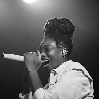 Über Horrorfilm-Strings spuckt Little Simz regelrecht Feuer, das Publikum wird zum Ausrasten animiert. Das wäre gar nicht notwendig gewesen, zeigt sich Wien heute sowieso von einer guten Seite. Das Publikum, das sich dank sichtbar höherem Altersschnitt vom HipHop-Standard abhebt, lässt Little Simz knapp 70 Minuten hochleben und bringt ihr viel Energie entgegen. Review von @thommith jetzt auf themessage.at! 📸: @mrshaked
🍍
🍍
🍍
🍍
🍍
#review #concert #music #concertphotography #blackandwhite #vienna #hiphop #littlesimz #live #greyarea #wuk #themessage #themessagemagazine