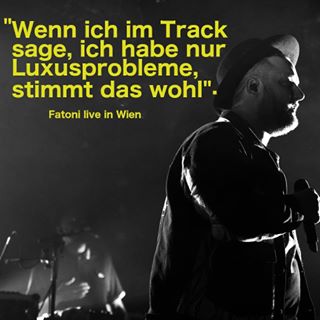 Zu Songende streift Fatoni seine Schuhe am Bühnenrand ab. Jemand habe einen Kaugummi auf die Bühne geworfen, meint er. „Das ist echt eklig.“ Er hält kurz inne, lacht dann und fährt fort, „wenn ich im Track sage, ich habe nur Luxusprobleme, stimmt das wohl“. Review jetzt online, Link in Bio! Text von @fr.herr und @wo0ho0. 📸: @derdetter
🍍
🍍
🍍
🍍
🍍
#review #konzert #fatoni #wien #concert #deutschrap #hiphop #wien #flex #andorra #juicygay #live #dexter #themessage #themessagemagazine