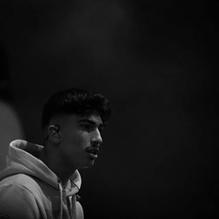 Ein beträchtlicher Anteil des Publikums dürfte sich noch im schulpflichtigen Alter befinden. Diese Annahme unterstreichen die ohrenbetäubenden Kreischchöre, die ab Beginn der Show zum wiederkehrenden Element werden. Das Bühnenbild ist für die Generation Z zugeschnitten. Review vom gestrigen Konzert geschrieben von @owezahra ist online! 📸: @mrshaked
🍍
🍍
🍍
🍍
🍍
#review #concert #music #concertphotography #deutschrap #mero #live #grooveattack #ballerlos #oleole #simmcity #wien #mero428 #allesodernix #