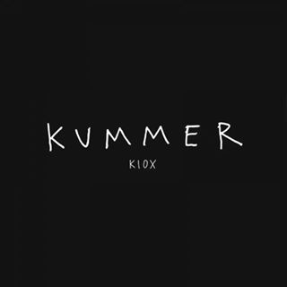 Kummer schmeißt auf „KIOX“ unbeirrt das hin, was ihn schlichtweg ankotzt. Er perfektioniert das Spiel mit Verzweiflung und Wut und verpackt das, was ihn umtreibt, in schlaue Punchlines, die trotz ihrer Einfachheit so passend sind, dass man stellenweise gerne applaudieren würde. Der Platte merkt man die Passion, Nachdenklichkeit und Sorgfalt in jeder der 37 Minuten an. Review jetzt auf themessage.at!
🍍
🍍
🍍
🍍
🍍
#review #album #kummer #kiox #felixbrummer #kraftklub #deutschrap #albumreview #chemnitz #keke #lgoony #maxraabe