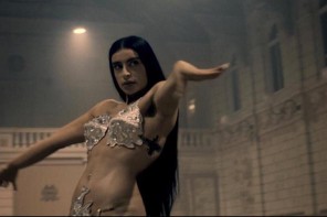 Von wegen “Human”: Sevdaliza, die Zentaurin //  Video